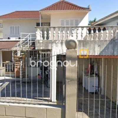 Casa com 153m², 5 quartos (sendo 2 suítes), 4 garagens, no bairro Trindade em Florianópolis
