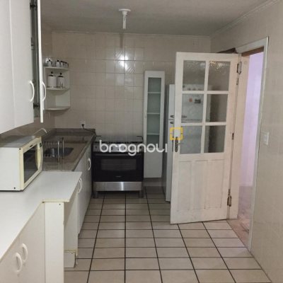 Casa com 153m², 5 quartos (sendo 2 suítes), 4 garagens, no bairro Trindade em Florianópolis
