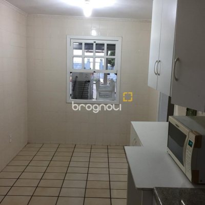 Casa com 153m², 5 quartos (sendo 2 suítes), 4 garagens, no bairro Trindade em Florianópolis