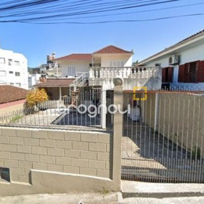 Casa com 153m², 5 quartos (sendo 2 suítes), 4 garagens, no bairro Trindade em Florianópolis