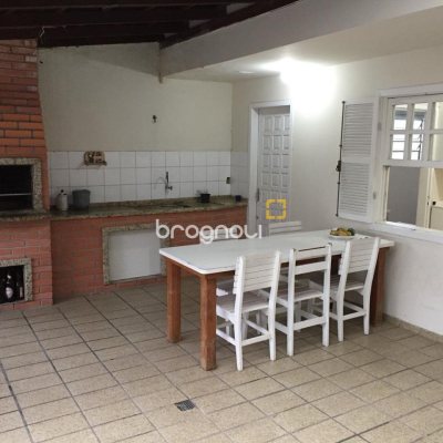 Casa com 153m², 5 quartos (sendo 2 suítes), 4 garagens, no bairro Trindade em Florianópolis