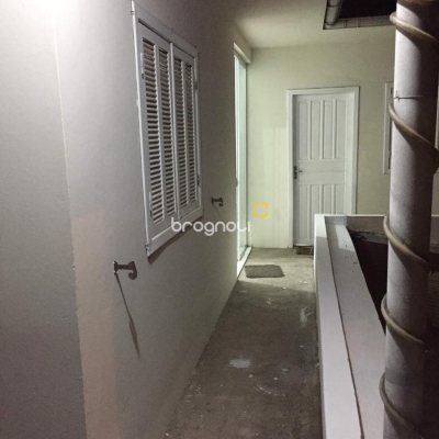 Casa com 153m², 5 quartos (sendo 2 suítes), 4 garagens, no bairro Trindade em Florianópolis