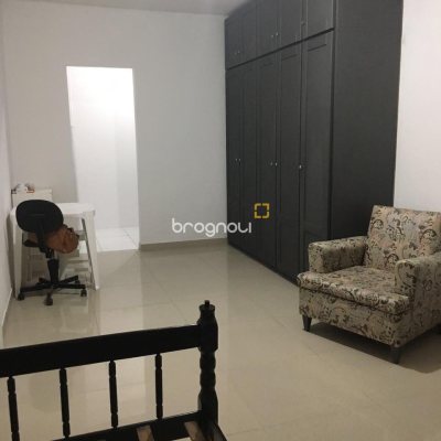 Casa com 153m², 5 quartos (sendo 2 suítes), 4 garagens, no bairro Trindade em Florianópolis