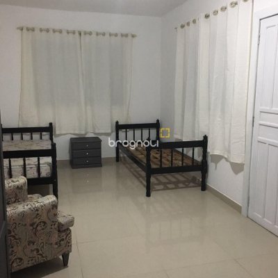 Casa com 153m², 5 quartos (sendo 2 suítes), 4 garagens, no bairro Trindade em Florianópolis