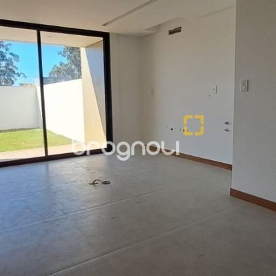 Casa com 166m², 3 quartos (sendo 1 suíte), 2 garagens, no bairro Campeche em Florianópolis