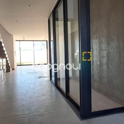 Casa com 166m², 3 quartos (sendo 1 suíte), 2 garagens, no bairro Campeche em Florianópolis