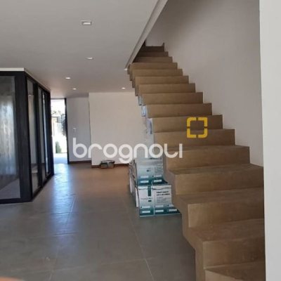 Casa com 120m², 3 quartos (sendo 1 suíte), 1 garagem, no bairro Campeche em Florianópolis