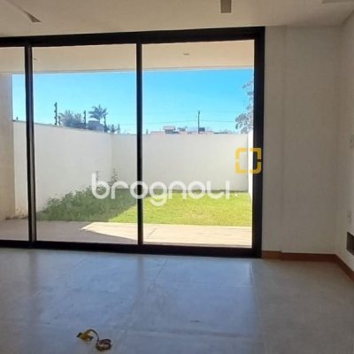 Casa com 120m², 3 quartos (sendo 1 suíte), 1 garagem, no bairro Campeche em Florianópolis