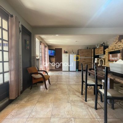Casa com 450m², 6 quartos (sendo 3 suítes), 4 garagens, no bairro Ingleses em Florianópolis