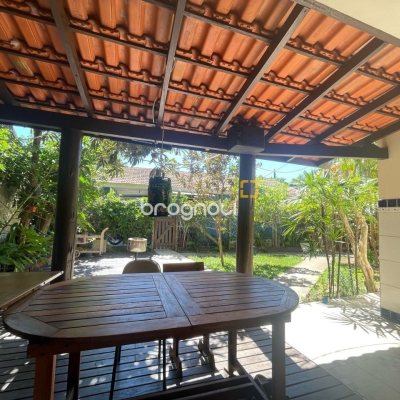 Casa com 450m², 6 quartos (sendo 3 suítes), 4 garagens, no bairro Ingleses em Florianópolis