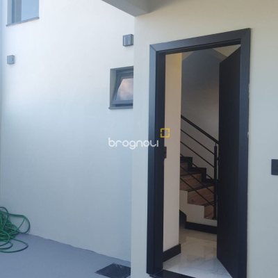 Casa com 184m², 3 quartos (sendo 3 suítes), 2 garagens, no bairro Trindade em Florianópolis
