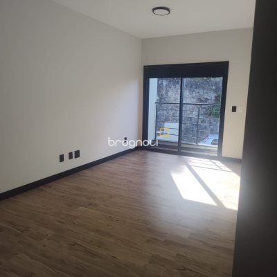 Casa com 184m², 3 quartos (sendo 3 suítes), 2 garagens, no bairro Trindade em Florianópolis