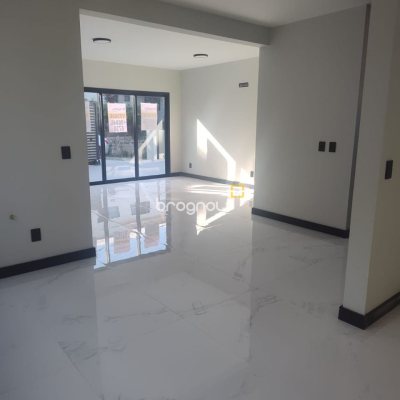 Casa com 184m², 3 quartos (sendo 3 suítes), 2 garagens, no bairro Trindade em Florianópolis
