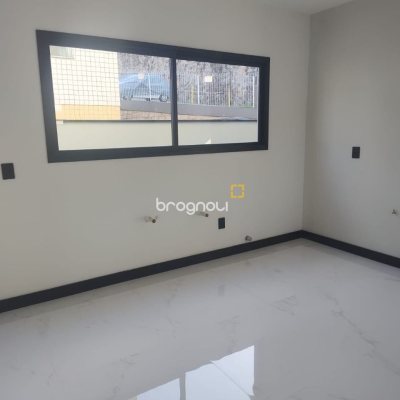 Casa com 184m², 3 quartos (sendo 3 suítes), 2 garagens, no bairro Trindade em Florianópolis
