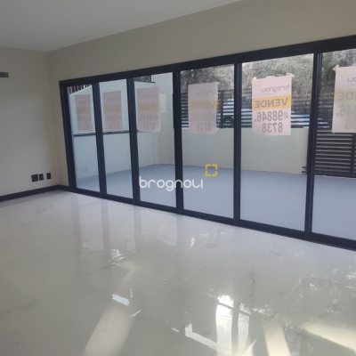 Casa com 184m², 3 quartos (sendo 3 suítes), 2 garagens, no bairro Trindade em Florianópolis
