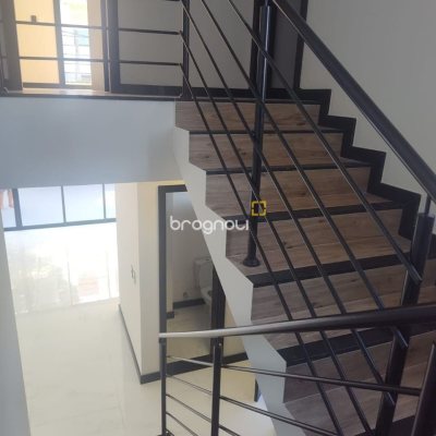 Casa com 184m², 3 quartos (sendo 3 suítes), 2 garagens, no bairro Trindade em Florianópolis