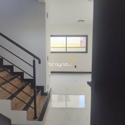 Casa com 184m², 3 quartos (sendo 3 suítes), 2 garagens, no bairro Trindade em Florianópolis