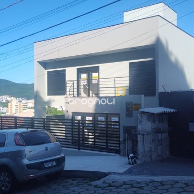 Casa com 184m², 3 quartos (sendo 3 suítes), 2 garagens, no bairro Trindade em Florianópolis