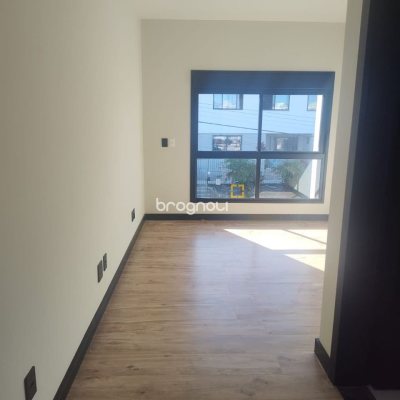 Casa com 184m², 3 quartos (sendo 3 suítes), 2 garagens, no bairro Trindade em Florianópolis