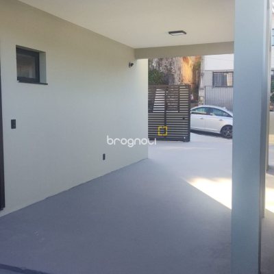 Casa com 184m², 3 quartos (sendo 3 suítes), 2 garagens, no bairro Trindade em Florianópolis