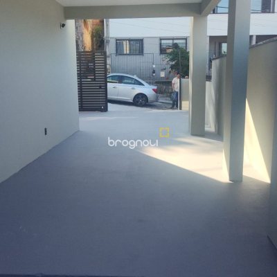 Casa com 184m², 3 quartos (sendo 3 suítes), 2 garagens, no bairro Trindade em Florianópolis
