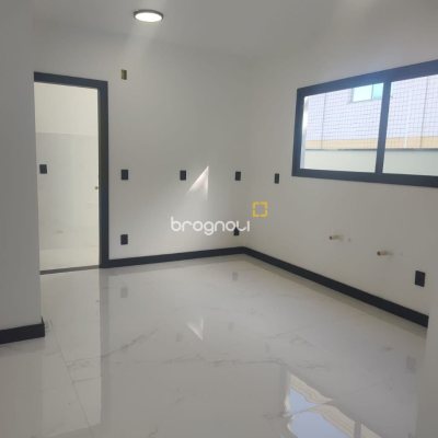 Casa com 184m², 3 quartos (sendo 3 suítes), 2 garagens, no bairro Trindade em Florianópolis