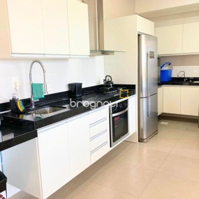 Cobertura com 151m², 2 quartos (sendo 2 suítes), 2 garagens, no bairro Campeche em Florianópolis