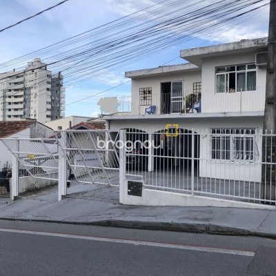 Casa com 259m², 6 quartos (sendo 2 suítes), 5 garagens, no bairro Barreiros em São José