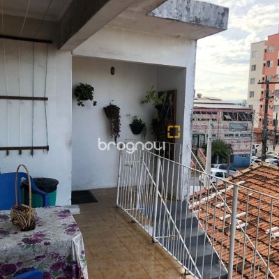 Casa com 259m², 6 quartos (sendo 2 suítes), 5 garagens, no bairro Barreiros em São José