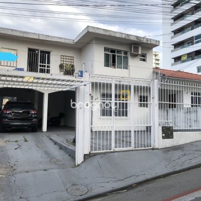 Casa com 259m², 6 quartos (sendo 2 suítes), 5 garagens, no bairro Barreiros em São José
