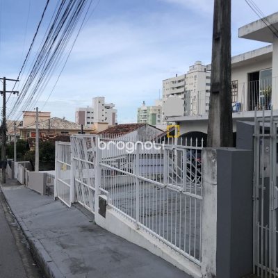 Casa com 259m², 6 quartos (sendo 2 suítes), 5 garagens, no bairro Barreiros em São José