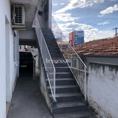 Casa com 259m², 6 quartos (sendo 2 suítes), 5 garagens, no bairro Barreiros em São José