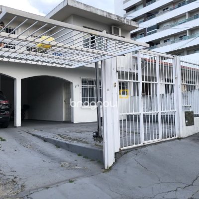 Casa com 259m², 6 quartos (sendo 2 suítes), 5 garagens, no bairro Barreiros em São José
