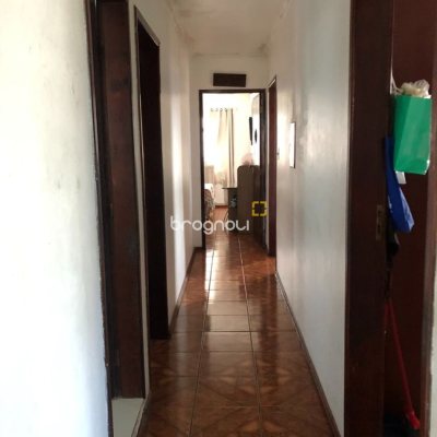 Casa com 259m², 6 quartos (sendo 2 suítes), 5 garagens, no bairro Barreiros em São José