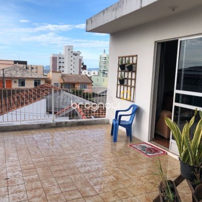Casa com 259m², 6 quartos (sendo 2 suítes), 5 garagens, no bairro Barreiros em São José