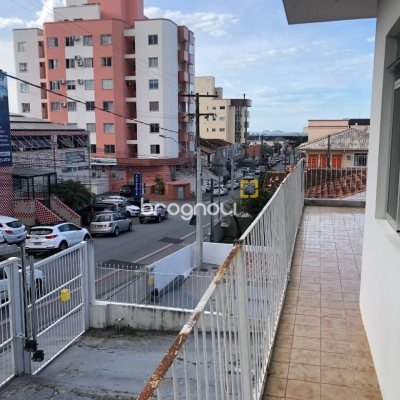 Casa com 259m², 6 quartos (sendo 2 suítes), 5 garagens, no bairro Barreiros em São José