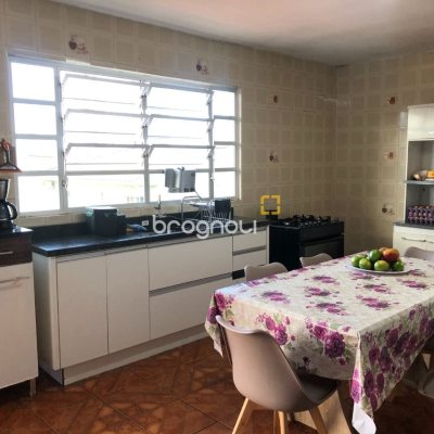 Casa com 259m², 6 quartos (sendo 2 suítes), 5 garagens, no bairro Barreiros em São José