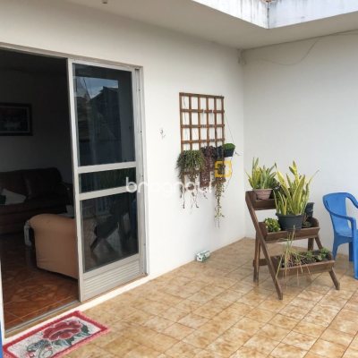 Casa com 259m², 6 quartos (sendo 2 suítes), 5 garagens, no bairro Barreiros em São José