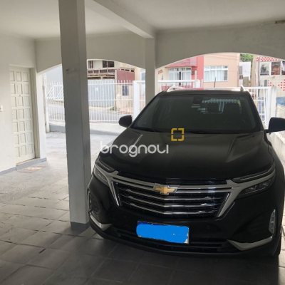 Casa com 259m², 6 quartos (sendo 2 suítes), 5 garagens, no bairro Barreiros em São José