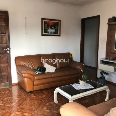 Casa com 259m², 6 quartos (sendo 2 suítes), 5 garagens, no bairro Barreiros em São José