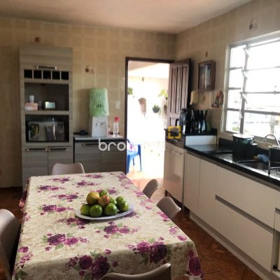 Casa com 259m², 6 quartos (sendo 2 suítes), 5 garagens, no bairro Barreiros em São José