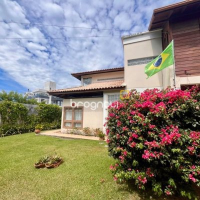 Casa com 222m², 5 quartos (sendo 2 suítes), 4 garagens, no bairro Campeche em Florianópolis