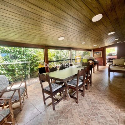 Casa com 222m², 5 quartos (sendo 2 suítes), 4 garagens, no bairro Campeche em Florianópolis