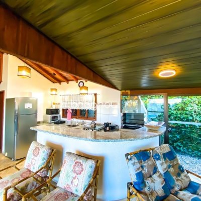 Casa com 222m², 5 quartos (sendo 2 suítes), 4 garagens, no bairro Campeche em Florianópolis