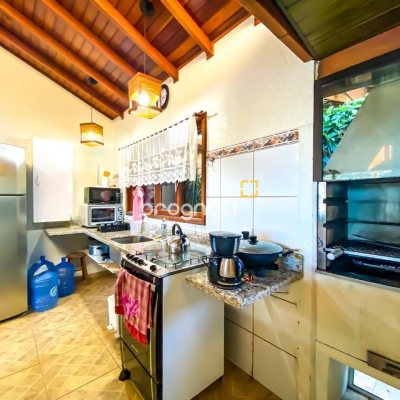Casa com 222m², 5 quartos (sendo 2 suítes), 4 garagens, no bairro Campeche em Florianópolis
