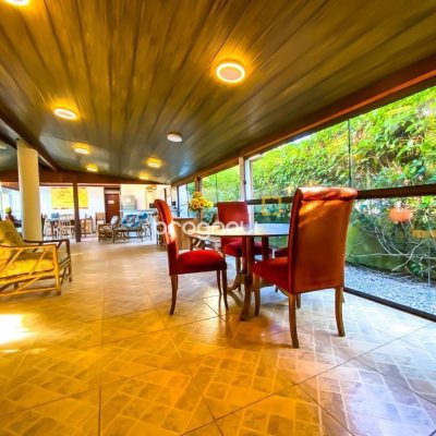 Casa com 222m², 5 quartos (sendo 2 suítes), 4 garagens, no bairro Campeche em Florianópolis