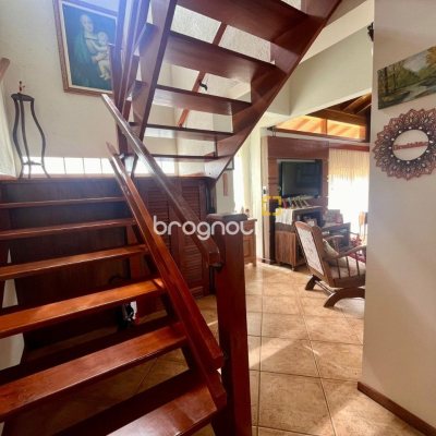 Casa com 222m², 5 quartos (sendo 2 suítes), 4 garagens, no bairro Campeche em Florianópolis