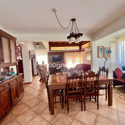 Casa com 222m², 5 quartos (sendo 2 suítes), 4 garagens, no bairro Campeche em Florianópolis