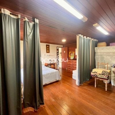 Casa com 222m², 5 quartos (sendo 2 suítes), 4 garagens, no bairro Campeche em Florianópolis