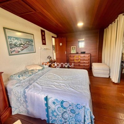 Casa com 222m², 5 quartos (sendo 2 suítes), 4 garagens, no bairro Campeche em Florianópolis